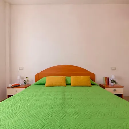 Rosanna Apartment